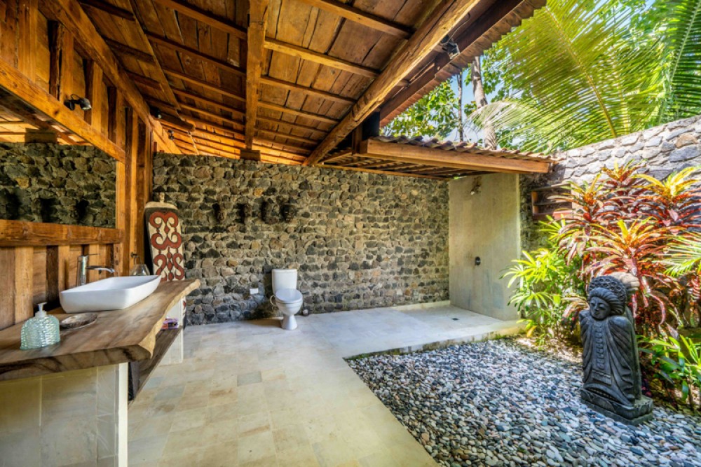 Villa en bois Java antique avec terrain spacieux à vendre à Karangasem