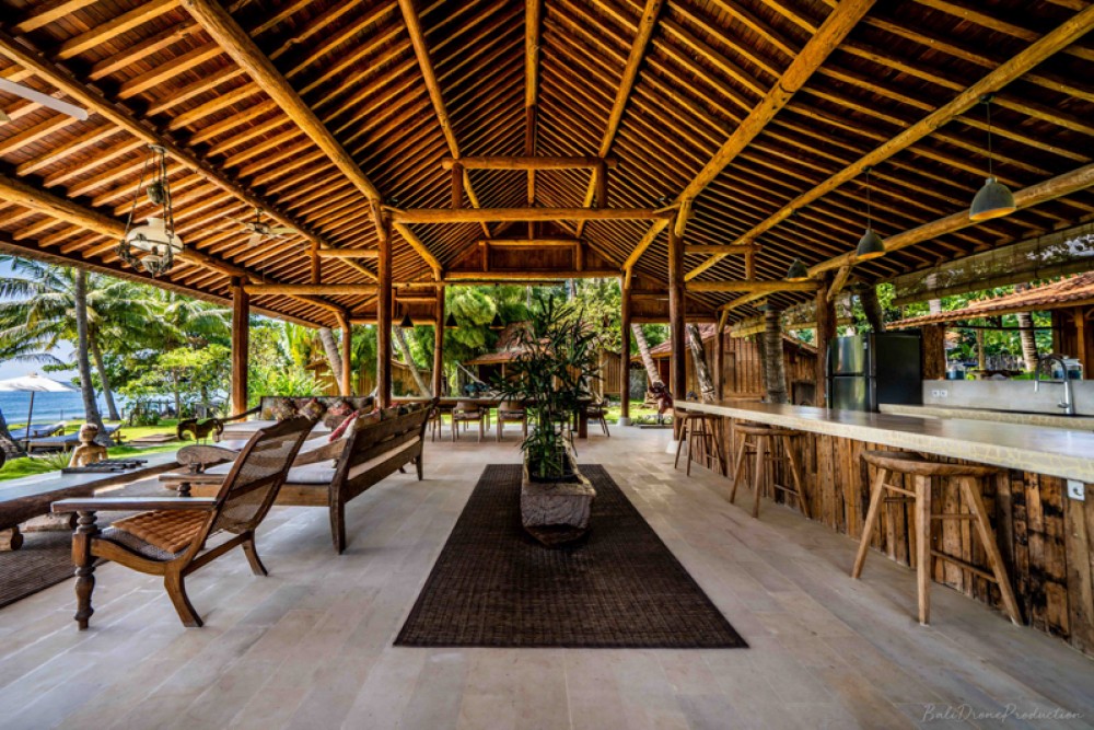 Antique Java Wooden Villa dengan Tanah Luas dijual di Karangasem