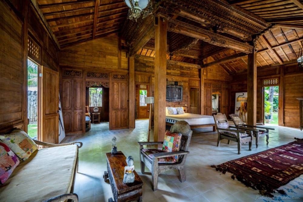 Antique Java Wooden Villa dengan Tanah Luas dijual di Karangasem