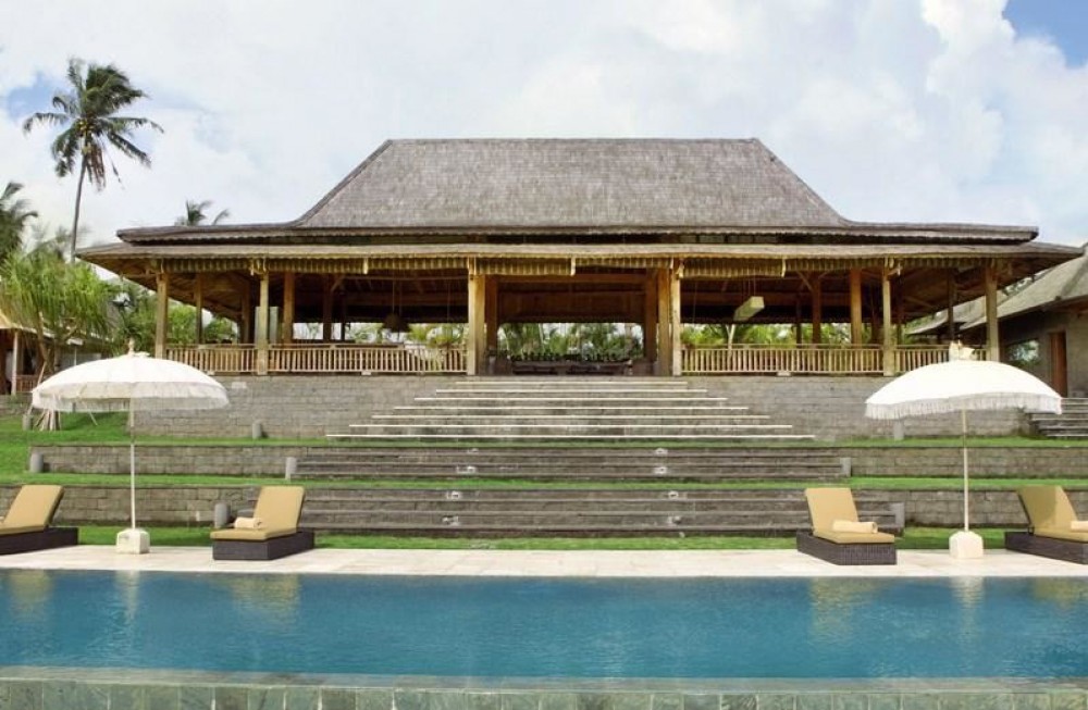 Villa Mewah dengan Tanah Luas Dijual di Tabanan