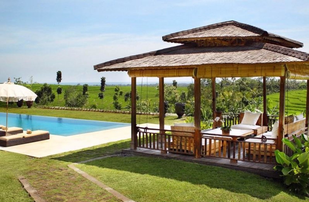 Villa Mewah dengan Tanah Luas Dijual di Tabanan