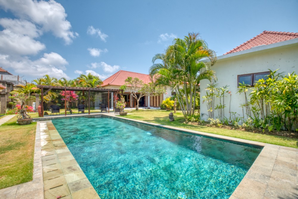 Villa tropicale spacieuse à vendre à Sanur