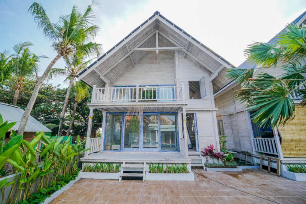 Villa Kayu yang menawan dan Berjalan Jarak ke Pantai Dijual di Legian