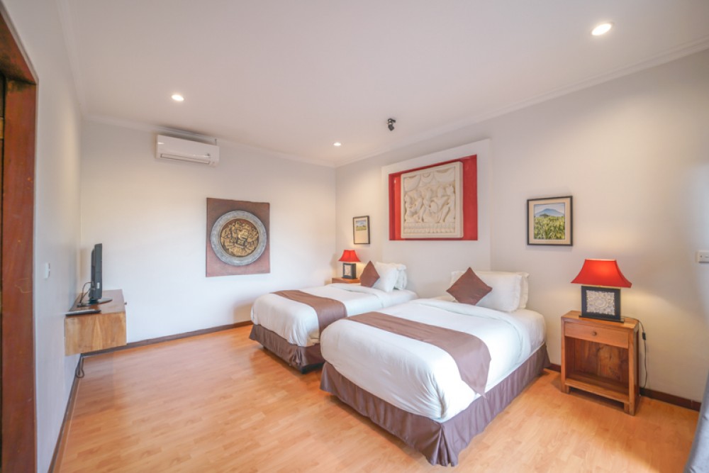 Villa Tiga Kamar Tidur Freehold Indah Dijual di Echo Beach