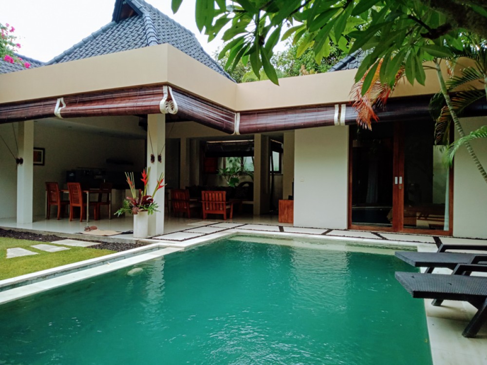 Villa Empat Kamar Tidur Indah Dijual di Lokasi Utama Seminyak