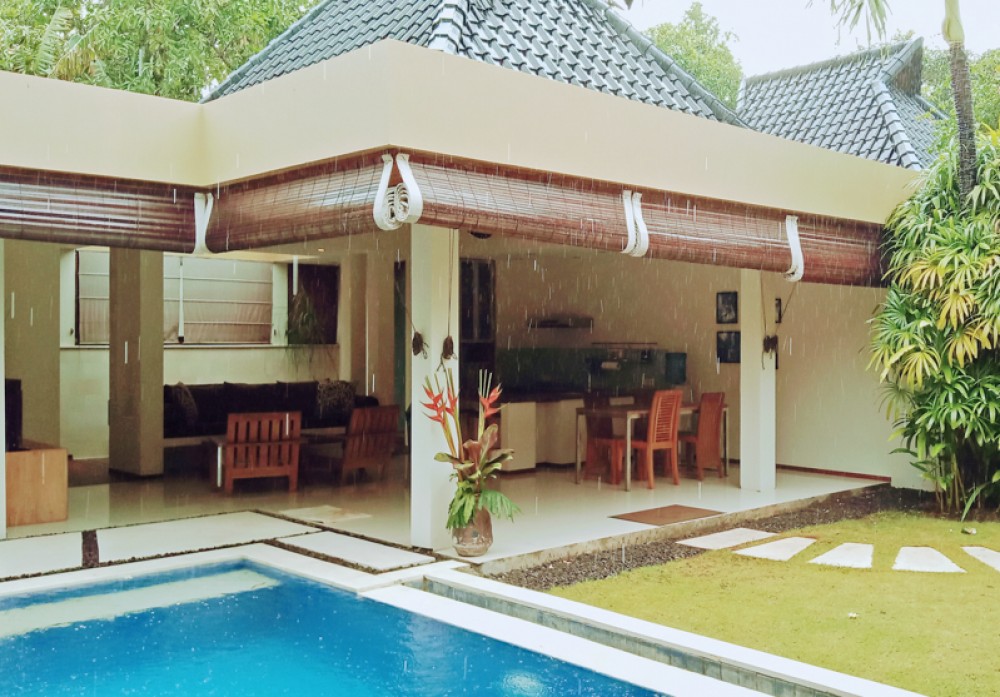 Villa Empat Kamar Tidur Indah Dijual di Lokasi Utama Seminyak