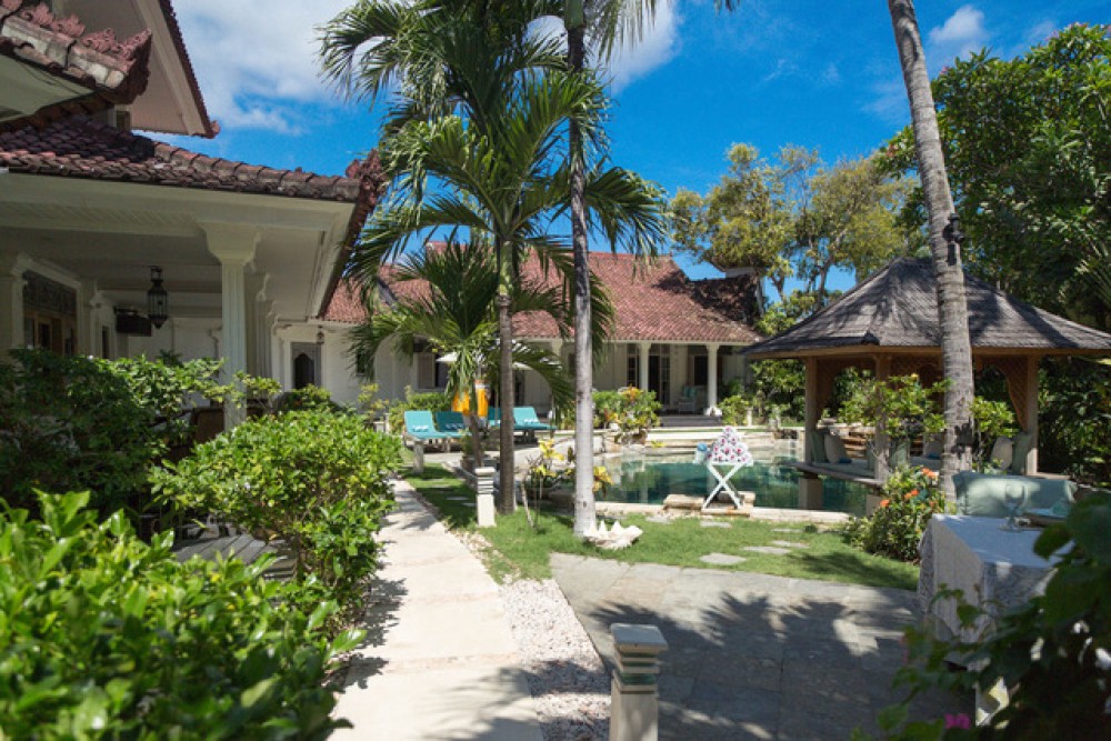 Villa Leasehold Kolonial Seminyak di tepi Pantai untuk Dijual