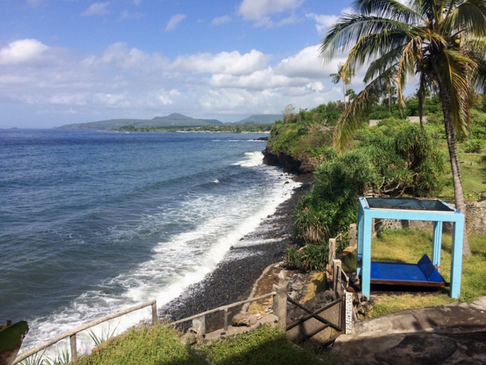 Villa Tepi Pantai Indah dengan Tanah Luas Dijual di Karangasem