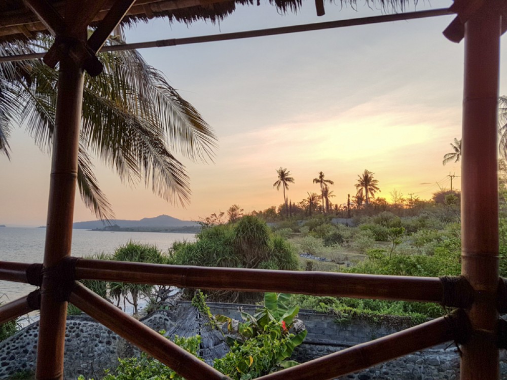 Villa Tepi Pantai Indah dengan Tanah Luas Dijual di Karangasem