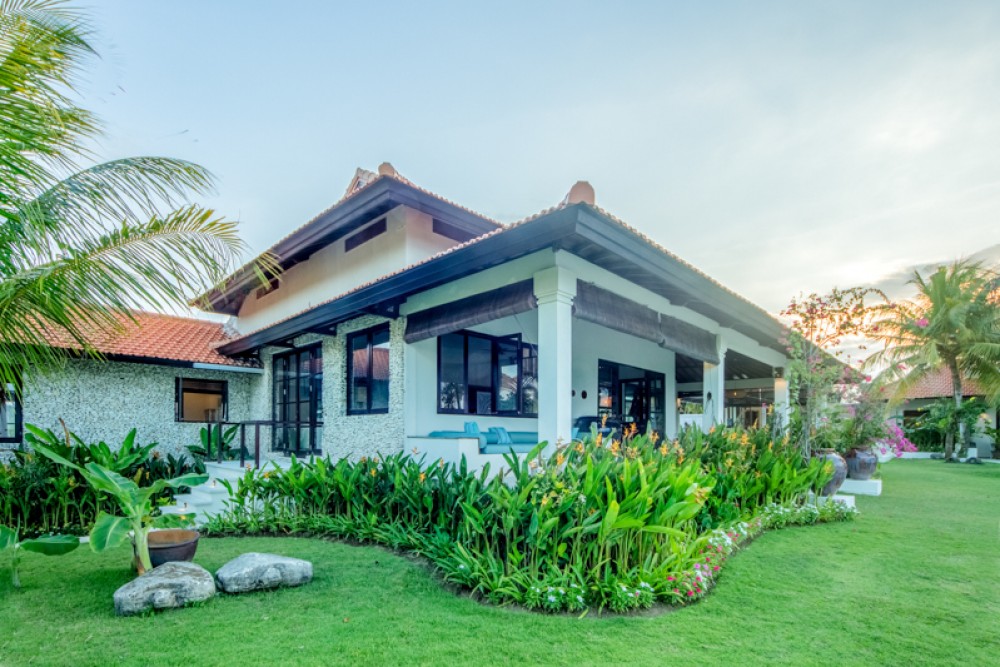 Beautiful Freehold Villa with Spacious Land for Sale in Bukit