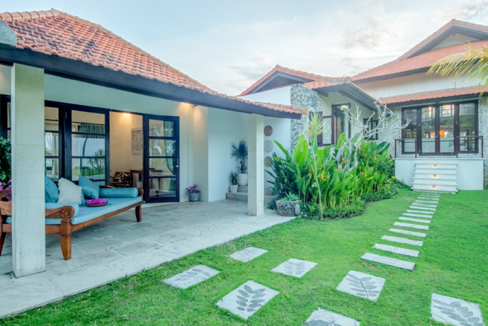 Villa Freehold Indah dengan Tanah Luas Dijual di Bukit