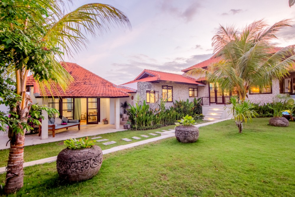 Villa Freehold Indah dengan Tanah Luas Dijual di Bukit
