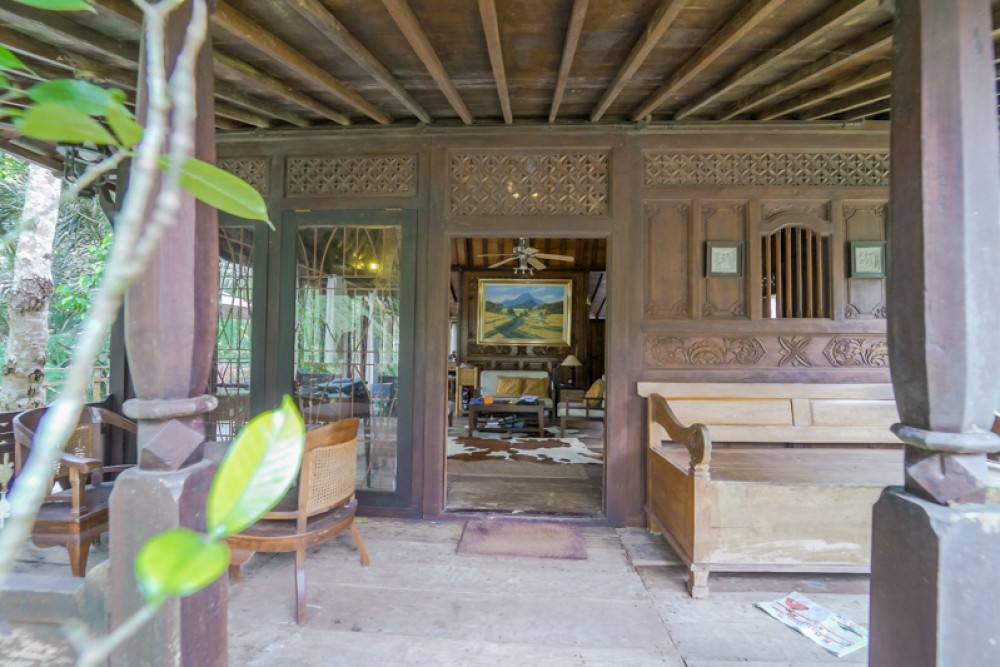 Villa Tradisional dengan Tanah Luas Dijual di Gianyar