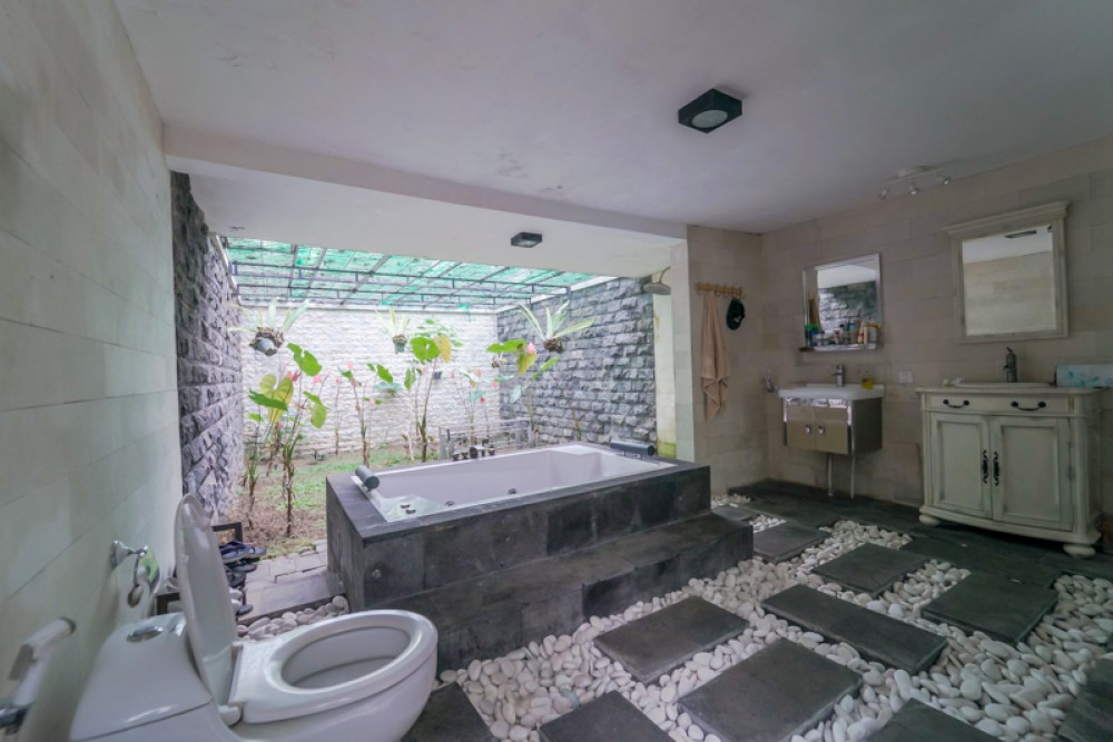 Traditional Villa with Spacious Land for Sale in Gianyar