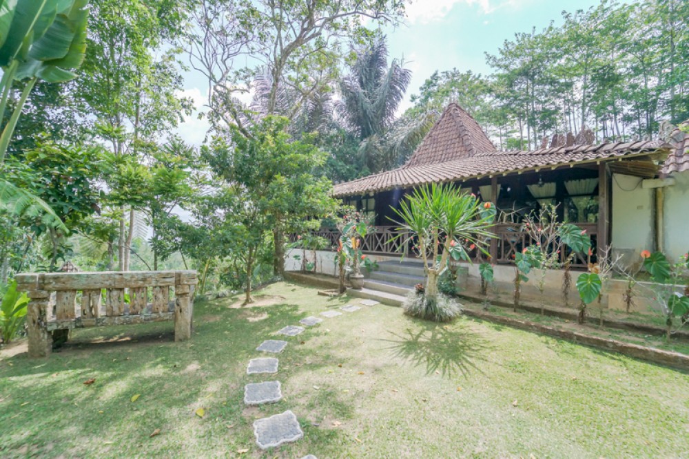 Villa Tradisional dengan Tanah Luas Dijual di Gianyar