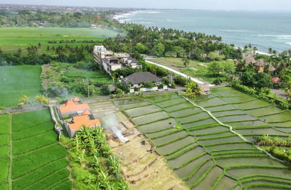 Villa Hak Milik Tiga Kamar Tidur yang mengesankan Dijual di Canggu