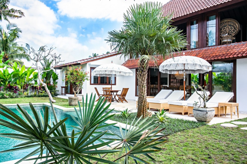 Villa Bergaya dengan Tanah Luas Dijual di Ubud