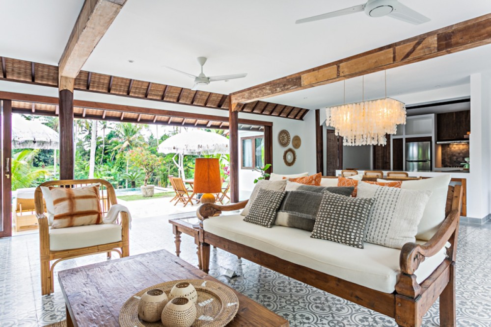 Villa Bergaya dengan Tanah Luas Dijual di Ubud