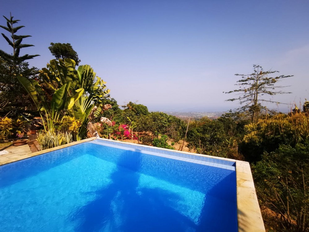 Villa Pemandangan Laut Fantastis dengan Tanah Luas Dijual di Lovina