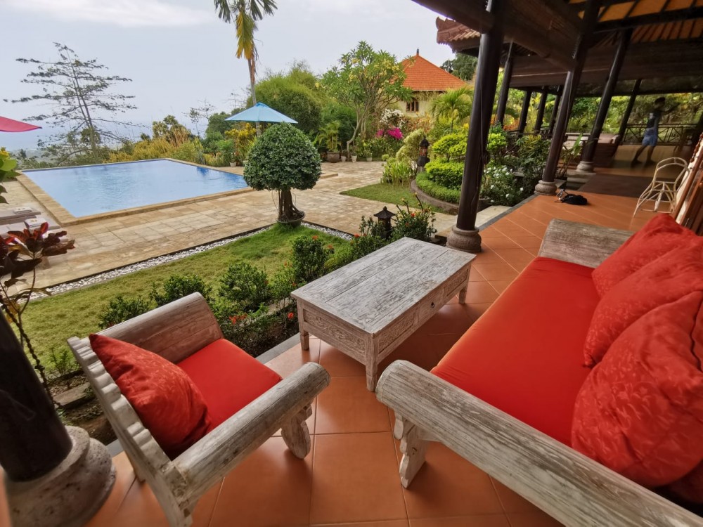 Villa Pemandangan Laut Fantastis dengan Tanah Luas Dijual di Lovina