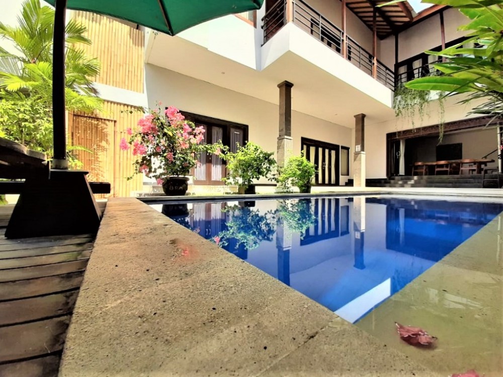 Belle villa de vie fermée de trois chambres dans la grande région de Berawa Canggu