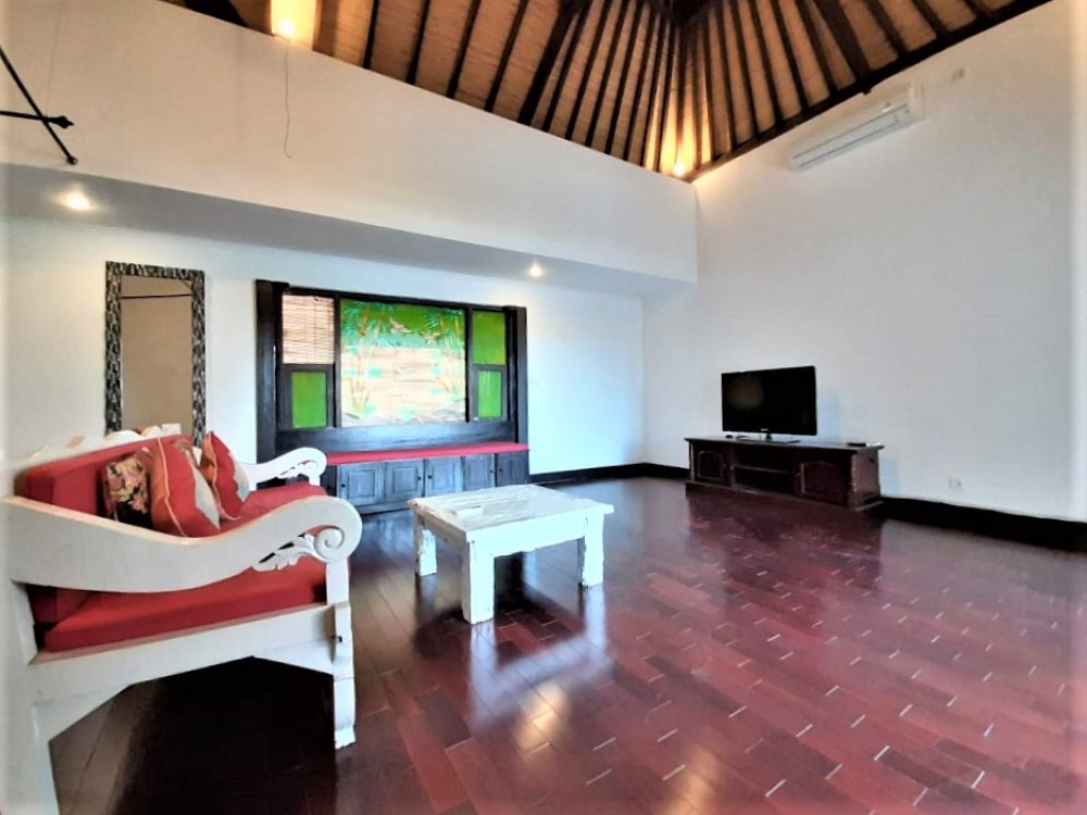 beautiful three bedroom villa in great area of berawa canggu (available on 27 january)