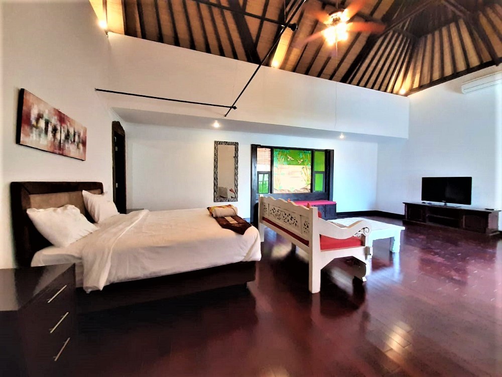 beautiful three bedroom villa in great area of berawa canggu (available on 27 january)