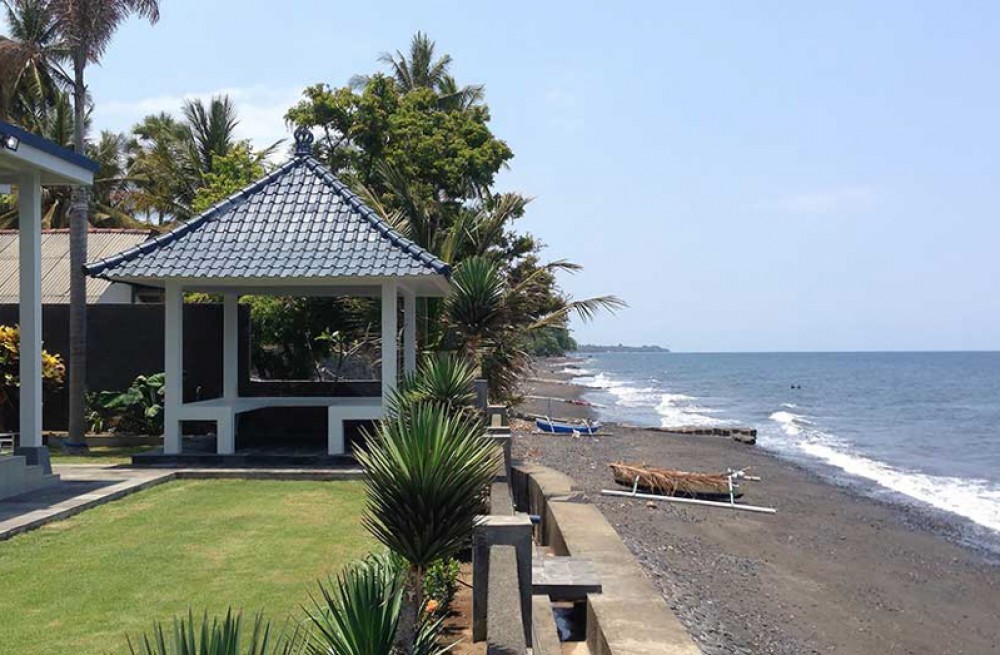 Charming Modern Beachfront Villa for Sale in Buleleng