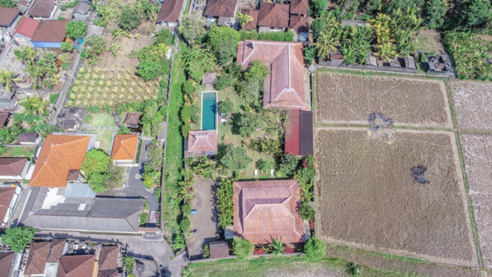 Villa Bergaya dan Luas Dijual di Kedungu