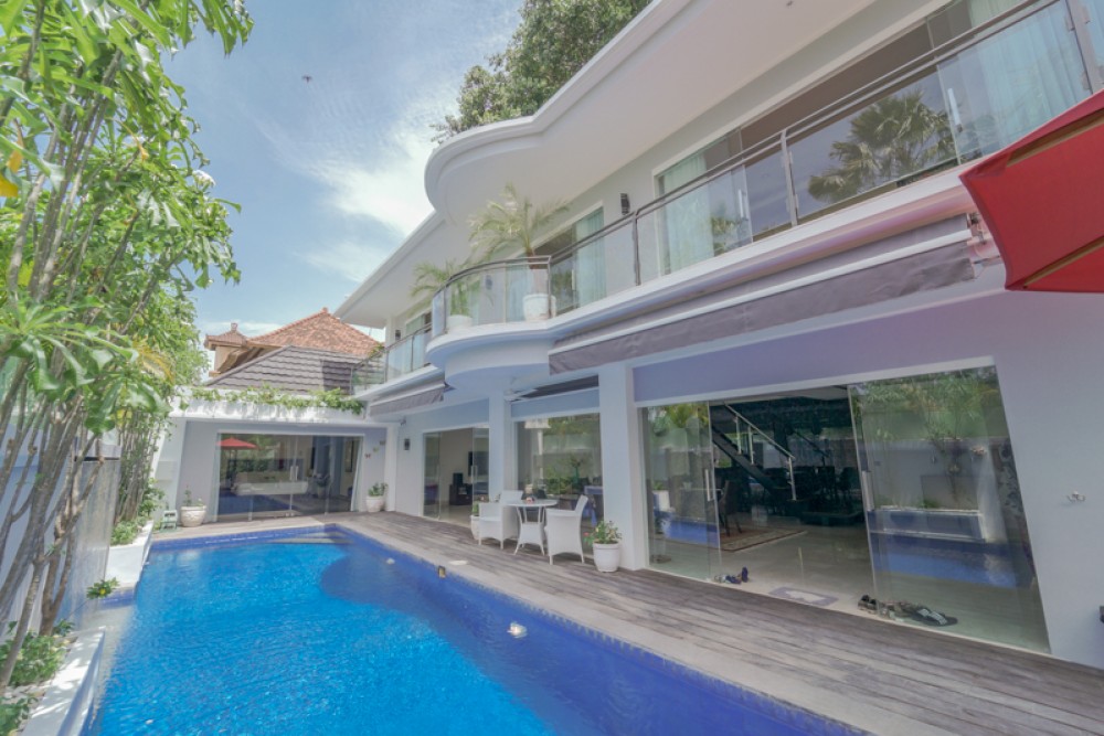 Indah Tiga Kamar Tidur Freehold Villa Dijual di Seminyak