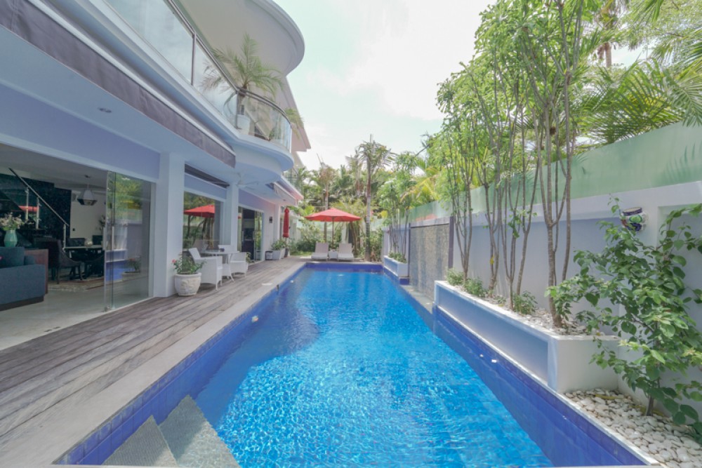 Indah Tiga Kamar Tidur Freehold Villa Dijual di Seminyak