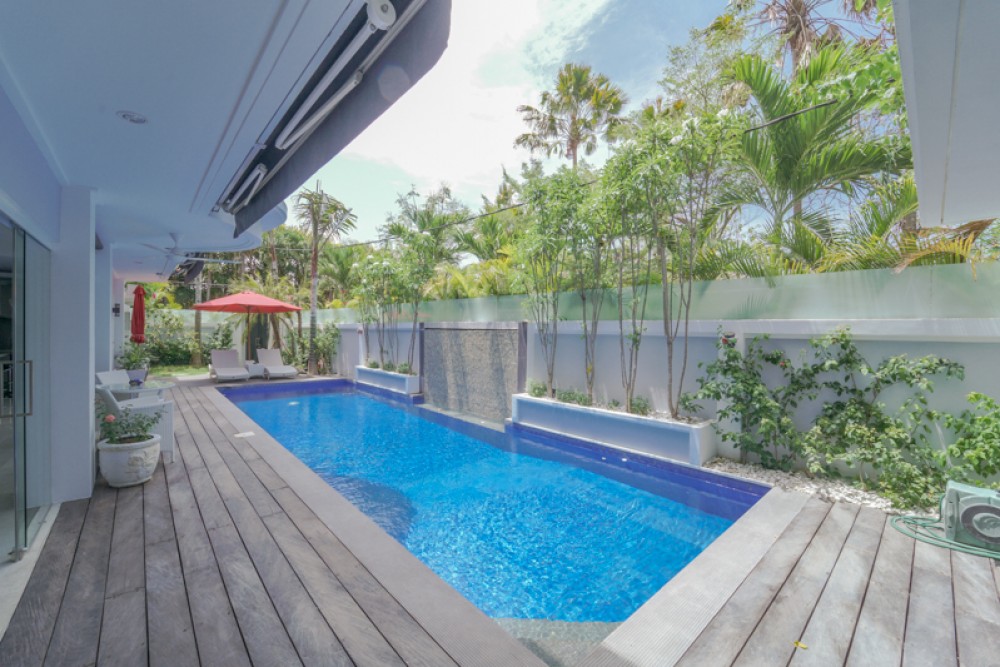 Indah Tiga Kamar Tidur Freehold Villa Dijual di Seminyak