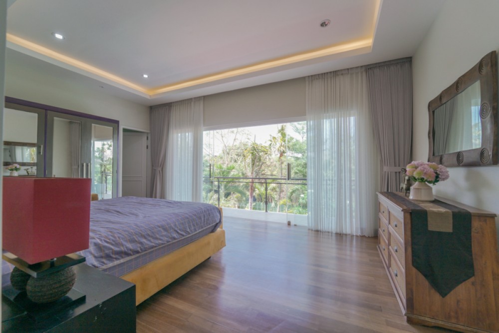 Indah Tiga Kamar Tidur Freehold Villa Dijual di Seminyak