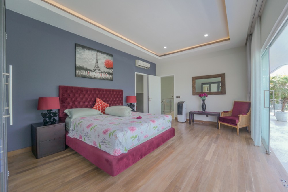 Indah Tiga Kamar Tidur Freehold Villa Dijual di Seminyak