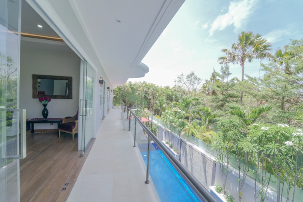 Indah Tiga Kamar Tidur Freehold Villa Dijual di Seminyak