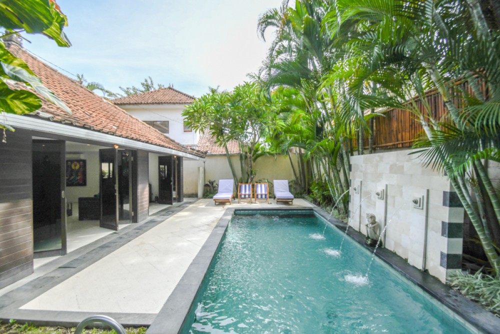 Villa Cantik Di Bawah Pasar, ROI Dijual di Seminyak