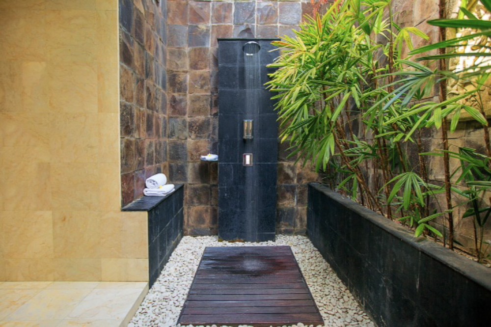 Amazing Villa With Ocean View for Sale in Balangan