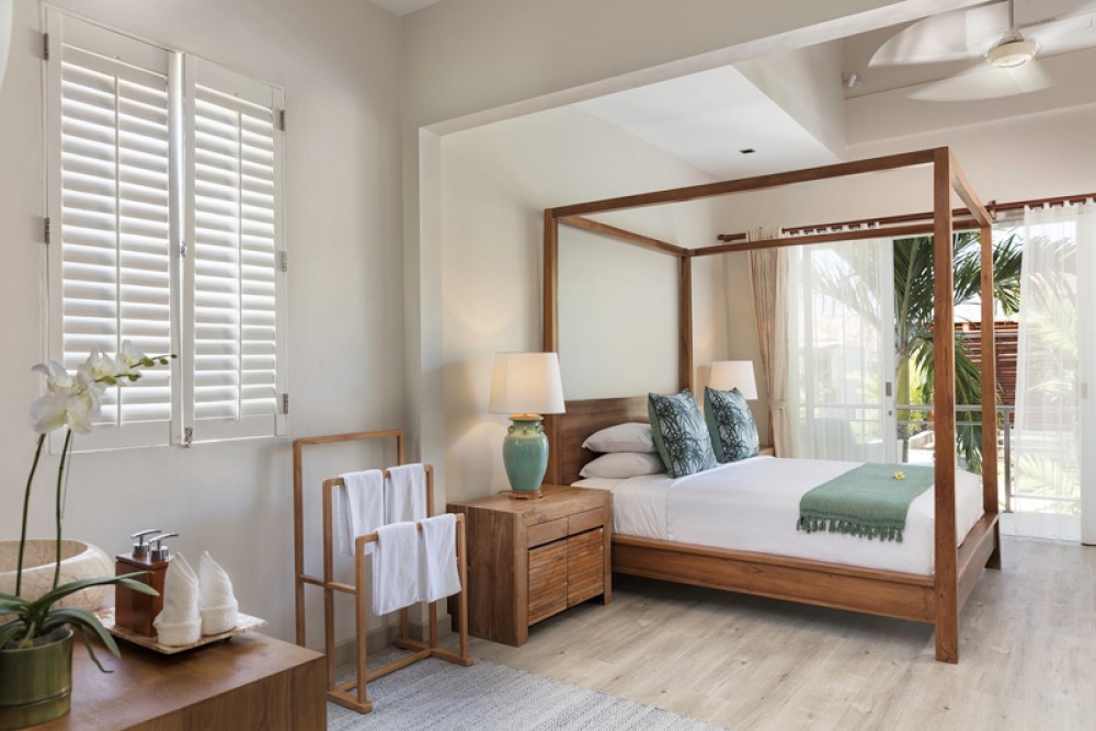 Fantastis Tiga Kamar Tidur Villa Modern Dijual di Seminyak