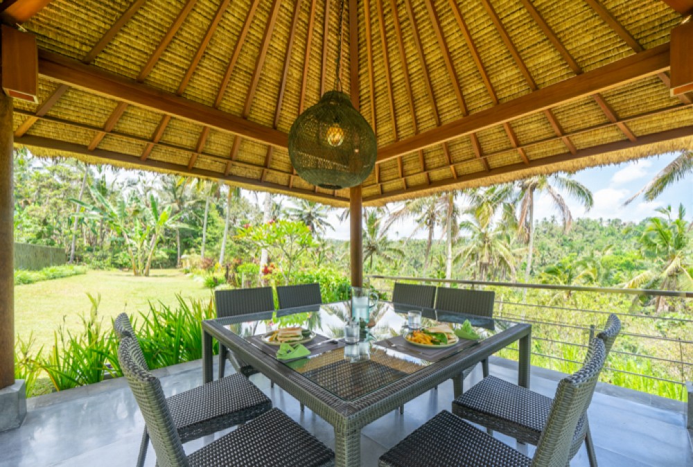 Villa Pribadi Santai yang Menakjubkan dengan Pemandangan Hutan Dijual di Ubud