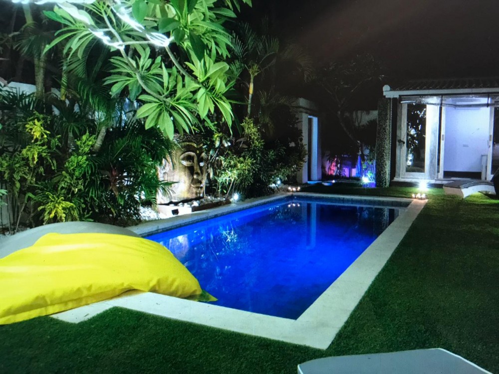 Villa Kompleks Dua Kamar Tidur Indah Dijual di Kerobokan