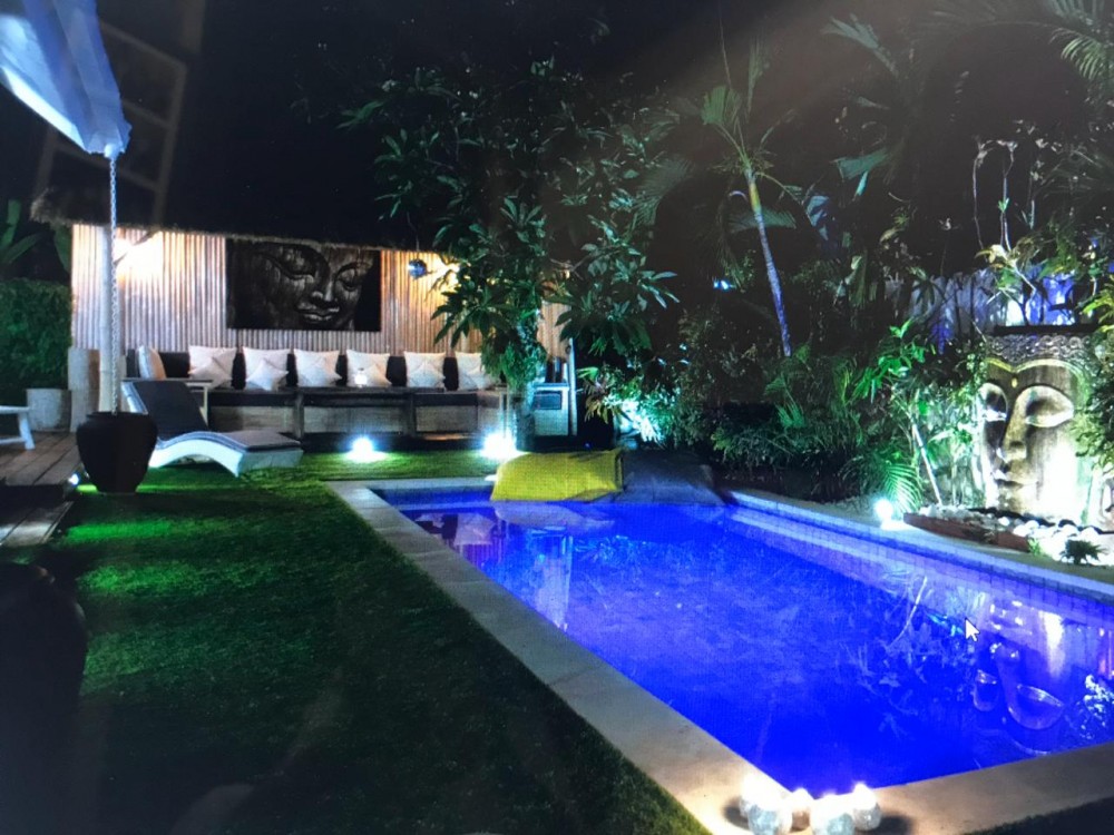 Villa Kompleks Dua Kamar Tidur Indah Dijual di Kerobokan