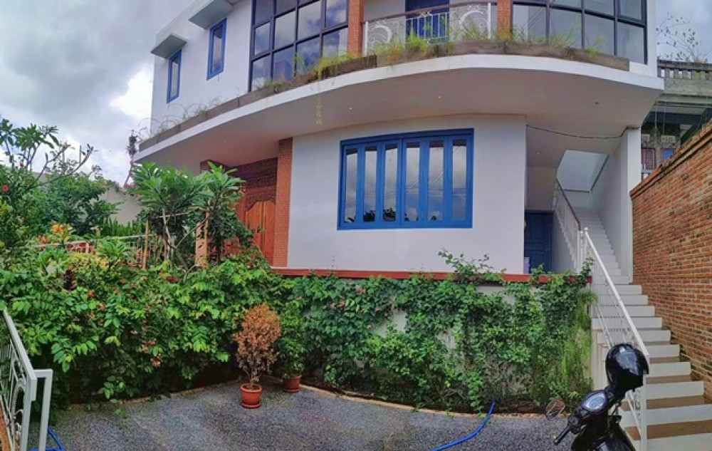 8 Bedroom Brand New Villa in Tumbak Bayuh for Sale