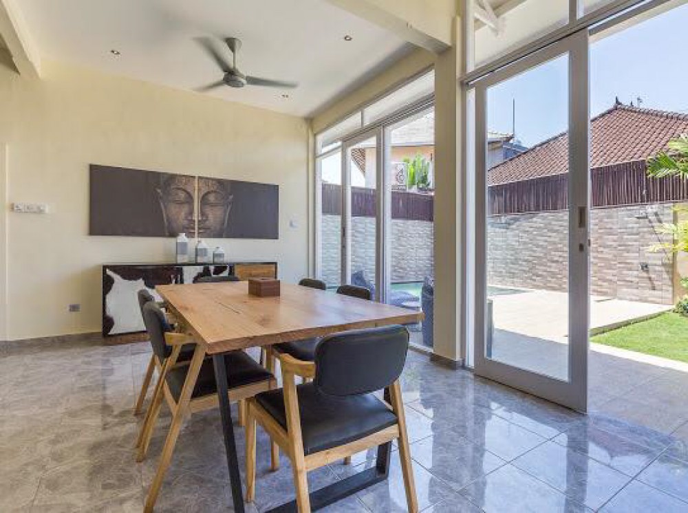 Villa Tiga Kamar Tidur Modern Dijual di Lokasi Terbaik Seminyak