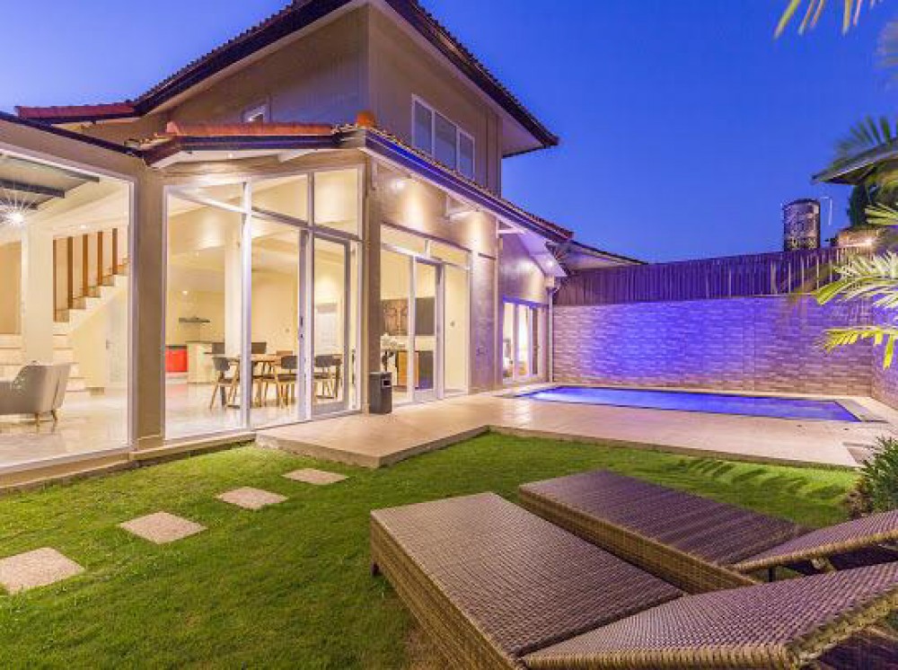 Villa Tiga Kamar Tidur Modern Dijual di Lokasi Terbaik Seminyak