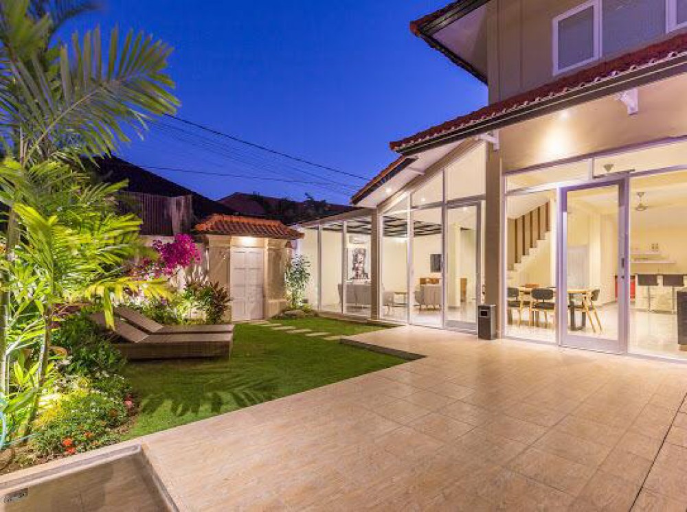 Villa moderne de trois chambres à vendre dans le meilleur emplacement de Seminyak