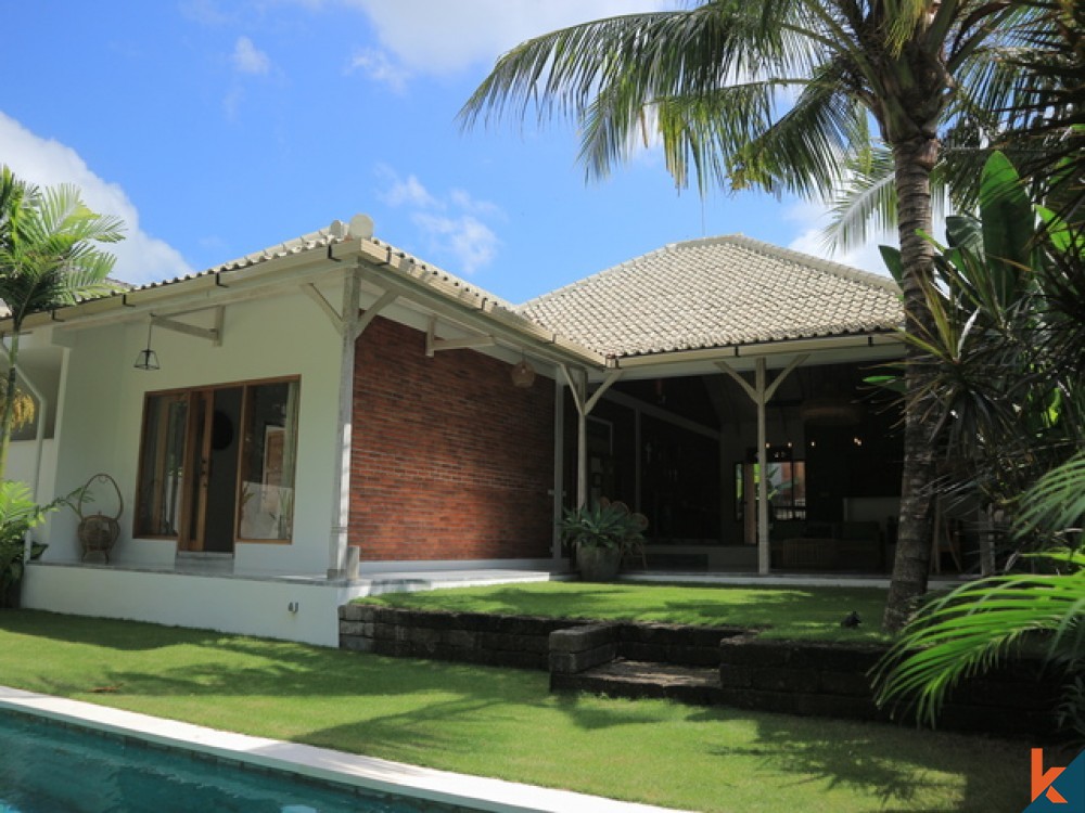 Villa paisible et aérée de 3 chambres avec vue sur la rivière et la jungle à Canggu à vendre à bail