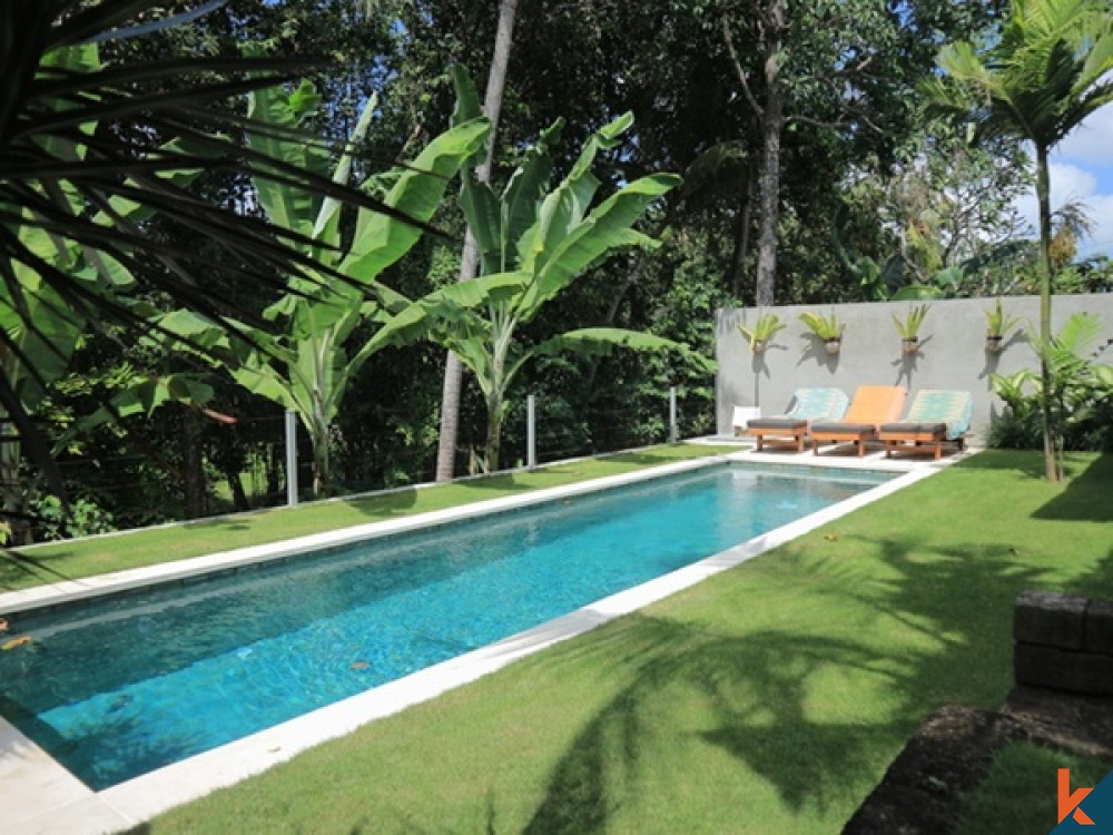 Villa paisible et aérée de 3 chambres avec vue sur la rivière et la jungle à Canggu à vendre à bail