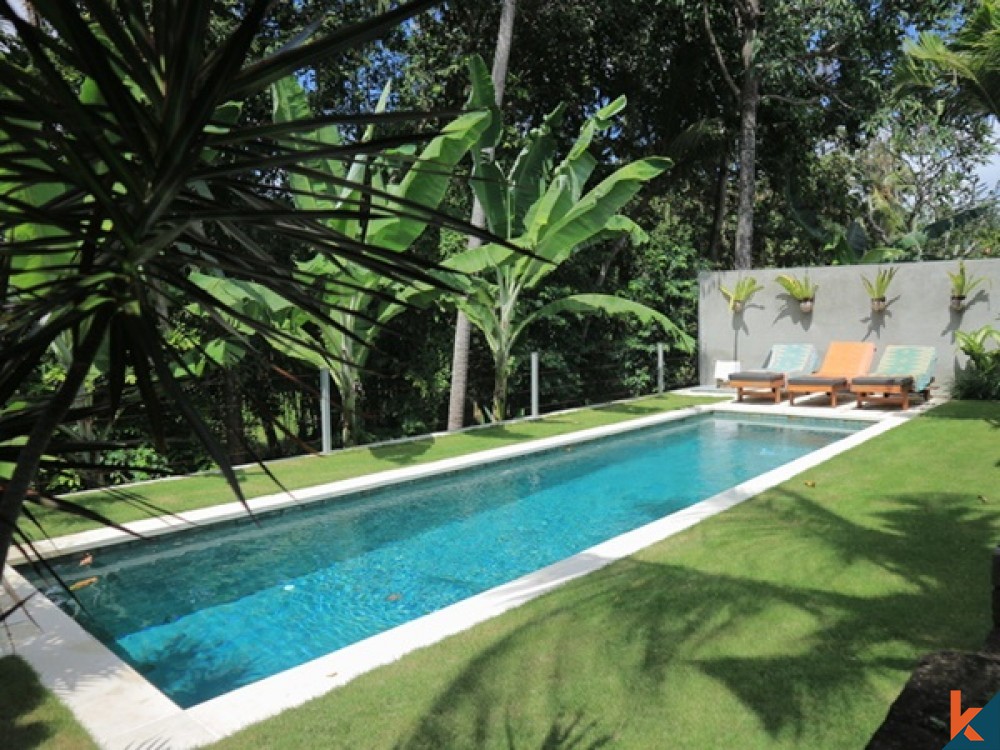 Villa paisible et aérée de 3 chambres avec vue sur la rivière et la jungle à Canggu à vendre à bail