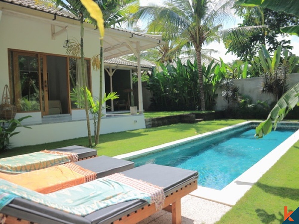 Villa paisible et aérée de 3 chambres avec vue sur la rivière et la jungle à Canggu à vendre à bail