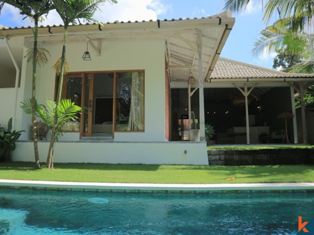 Villa paisible et aérée de 3 chambres avec vue sur la rivière et la jungle à Canggu à vendre à bail